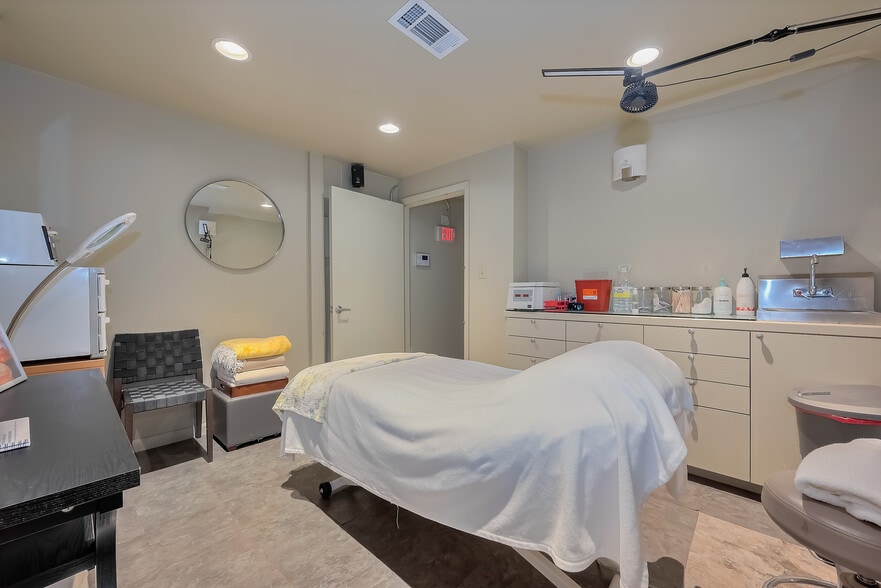 More Photos Of 1512 W Alabama St, Houston General Retail For Sale