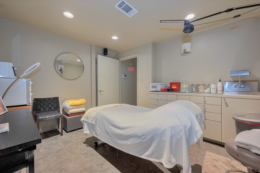 More Photos Of 1512 W Alabama St, Houston Flex For Sale