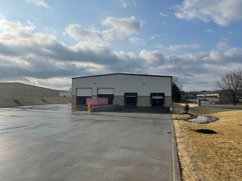 More Photos Of 255 Needmore Rd, Clarksville Warehouse For Lease