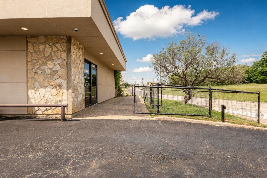 More Photos Of 5316 Woodway Dr, Fort Worth Office For Lease