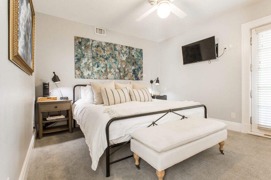 More Photos Of 116 E 46th St, Kansas City Hospitality For Sale