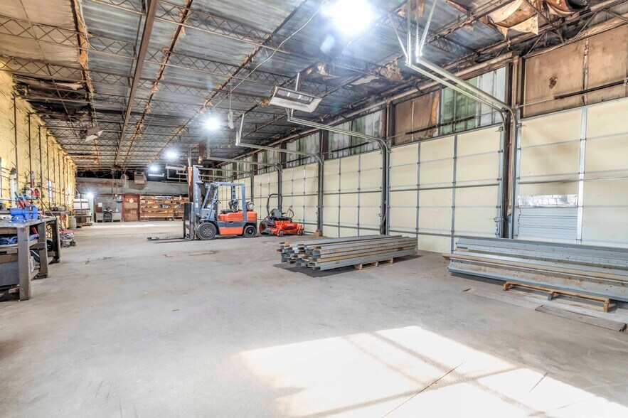 More Photos Of 214 N Highway 18, Chandler General Retail For Sale