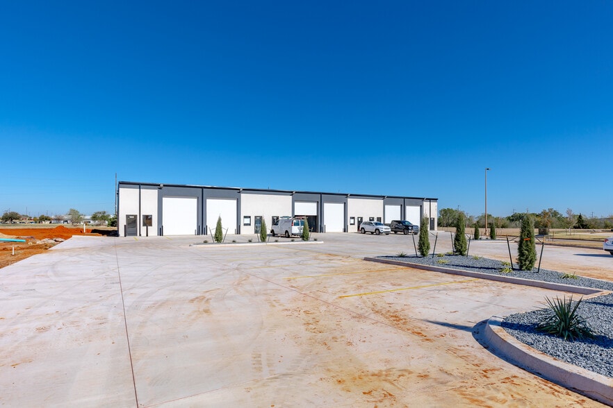 More Photos Of 8101 Silver Xing, Oklahoma City Unknown For Lease