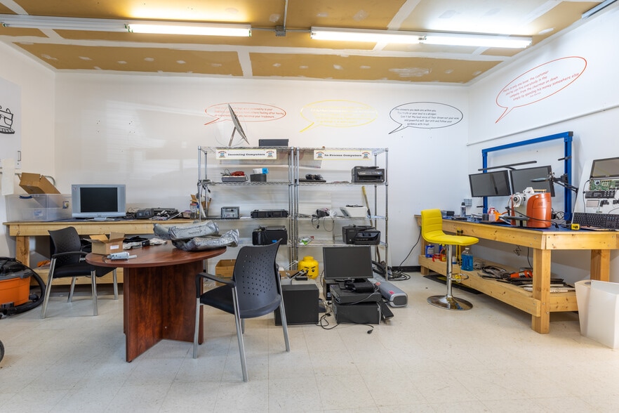 More Photos Of 11 Tracy Ln, Hudson Storefront For Sale