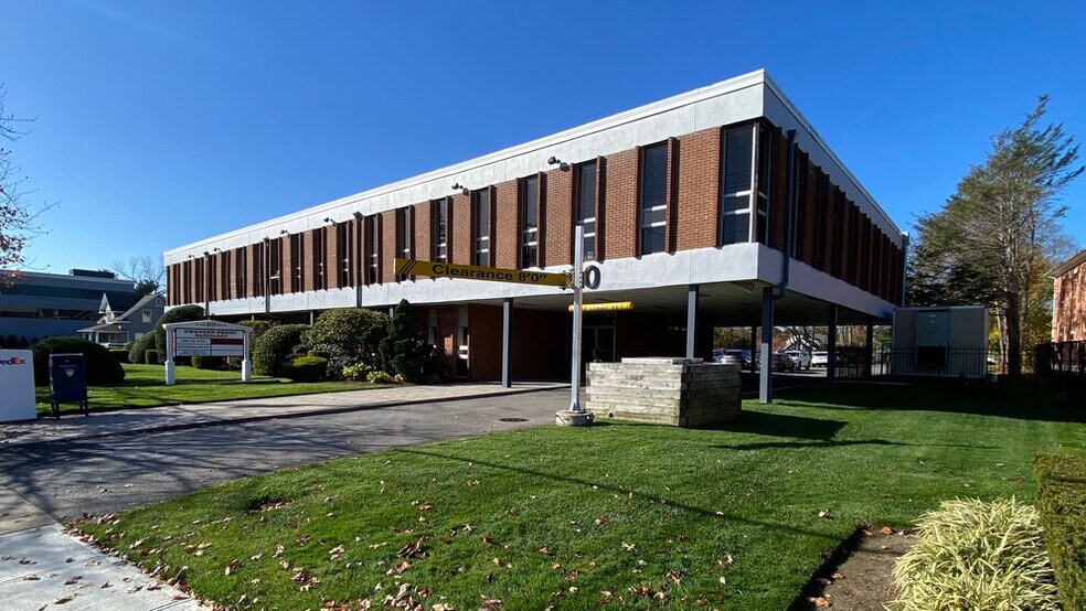 More Photos Of 80 Maple Ave, Smithtown Office For Lease