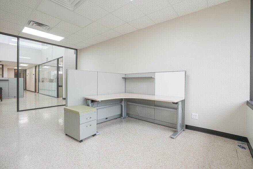 More Photos Of 10410 Corporate Dr, Sugar Land Research And Development For Lease