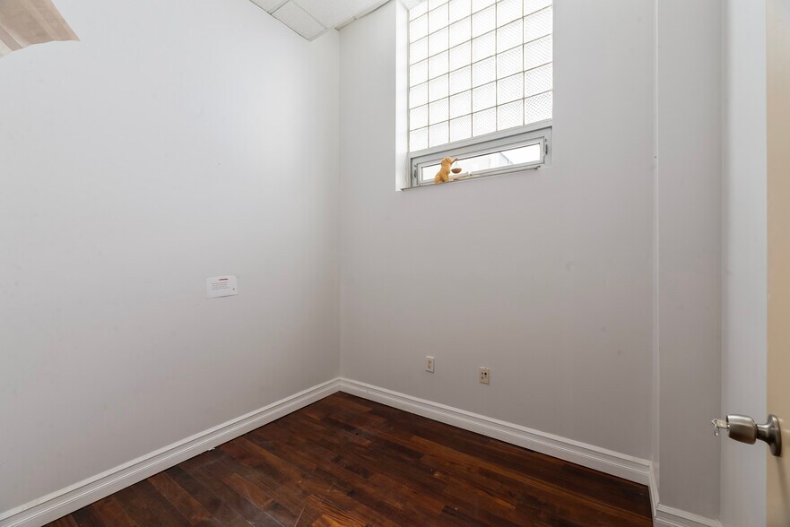More Photos Of 12419 Metropolitan Ave, Kew Gardens General Retail For Lease