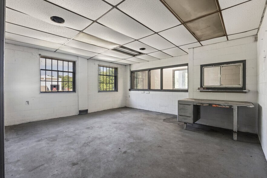 More Photos Of 1901 Old Butler Rd, New Castle Warehouse For Sale