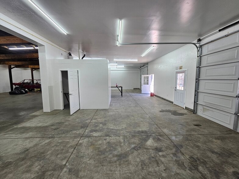 More Photos Of 7908 NE Highway 99, Vancouver Showroom For Lease