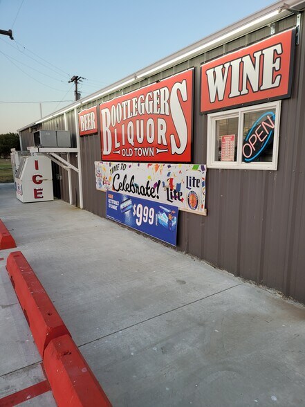 More Photos Of 101 W Main St, Geronimo General Retail For Lease