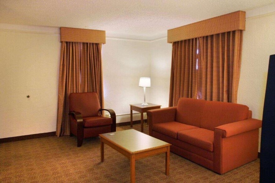 More Photos Of 7202 S Pan Am Expy, San Antonio Hotel For Sale