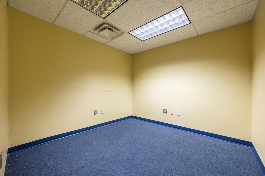 More Photos Of 2560 Fowler St, Fort Myers Warehouse For Lease