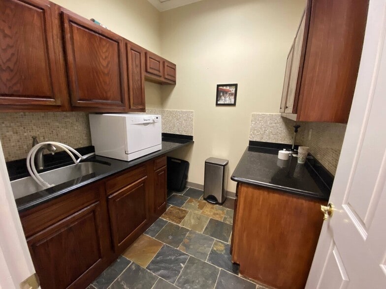 More Photos Of 42500 Eleven Mile Rd, Novi Medical For Lease