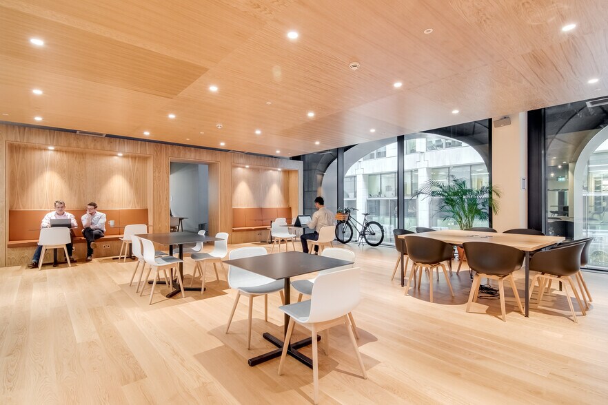 More Photos Of 3 Minster Ct, London Office For Lease