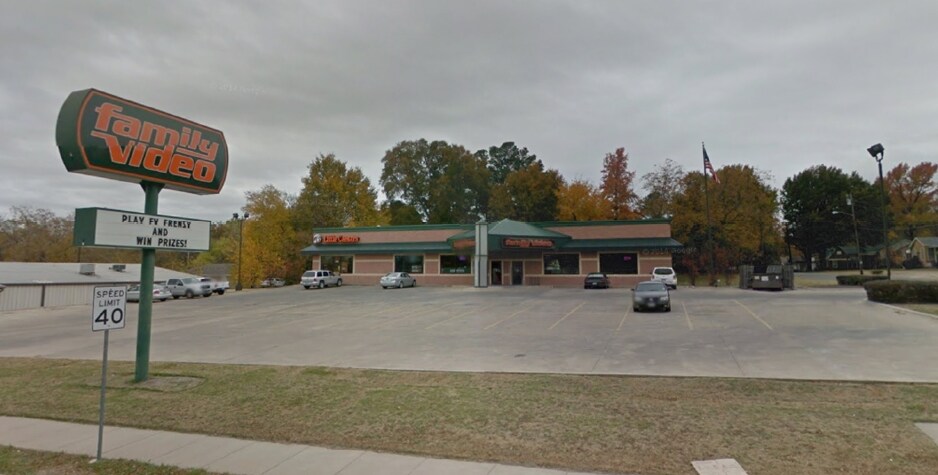 Primary Photo Of 2010 Lamar Ave, Paris General Retail For Lease