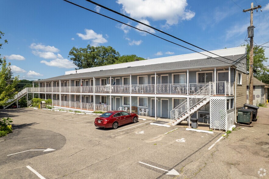 More Photos Of 910 River Rd, Wisconsin Dells Hotel For Sale