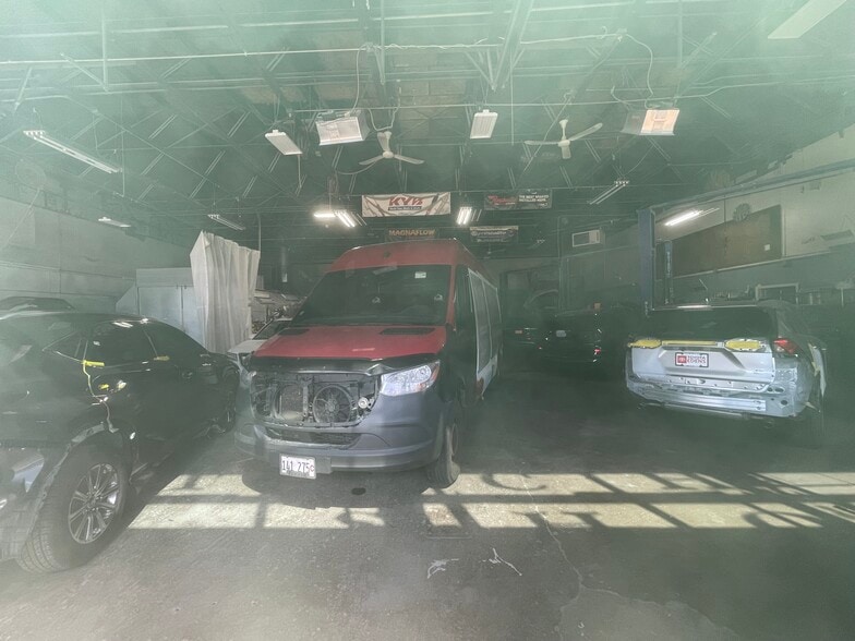 More Photos Of 660–670 E Northwest Hwy, Arlington Heights Auto Dealership For Sale
