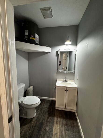 More Photos Of 1308 S Randolph St, Garrett Freestanding For Lease