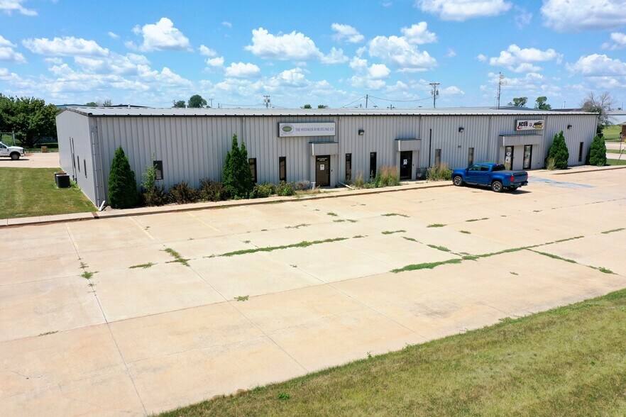 More Photos Of 1801 N 13th Ave E, Newton Flex For Lease
