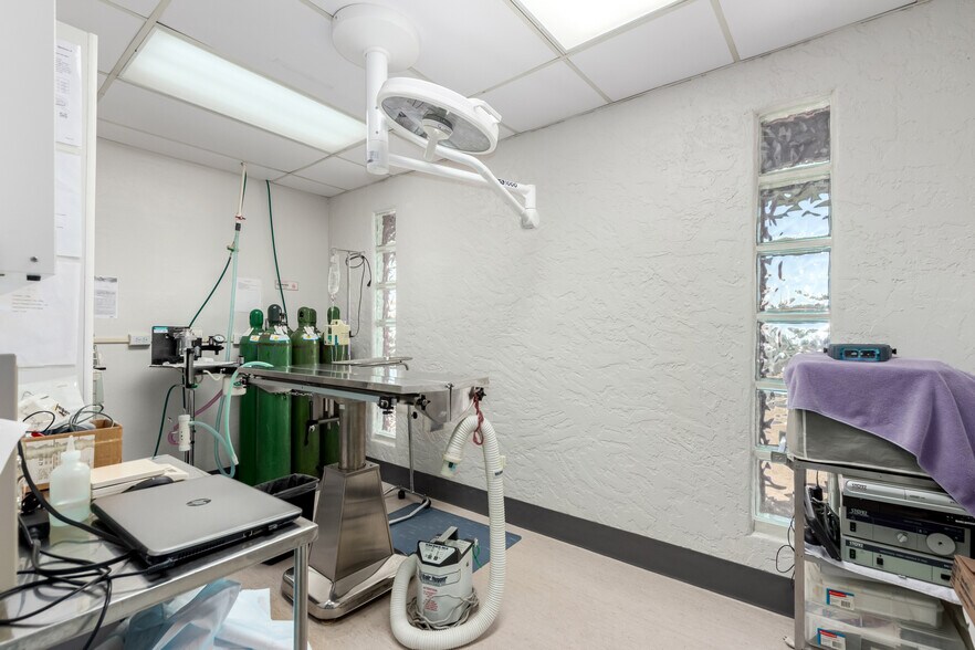 More Photos Of 20 W Dunlap Rd, Phoenix Veterinarian Kennel For Sale