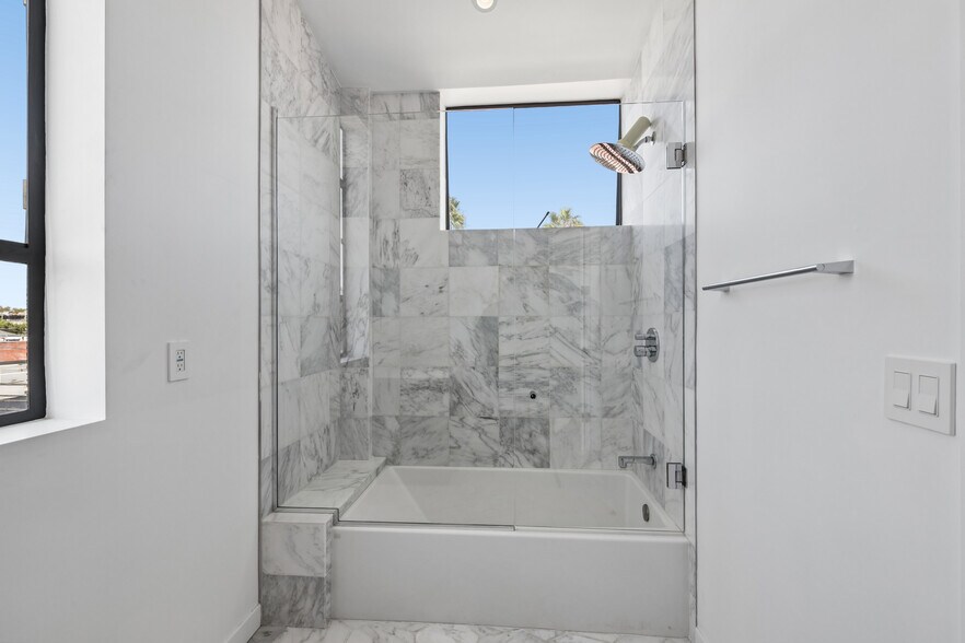More Photos Of 1317 Cabrillo Ave, Venice Flex For Sale
