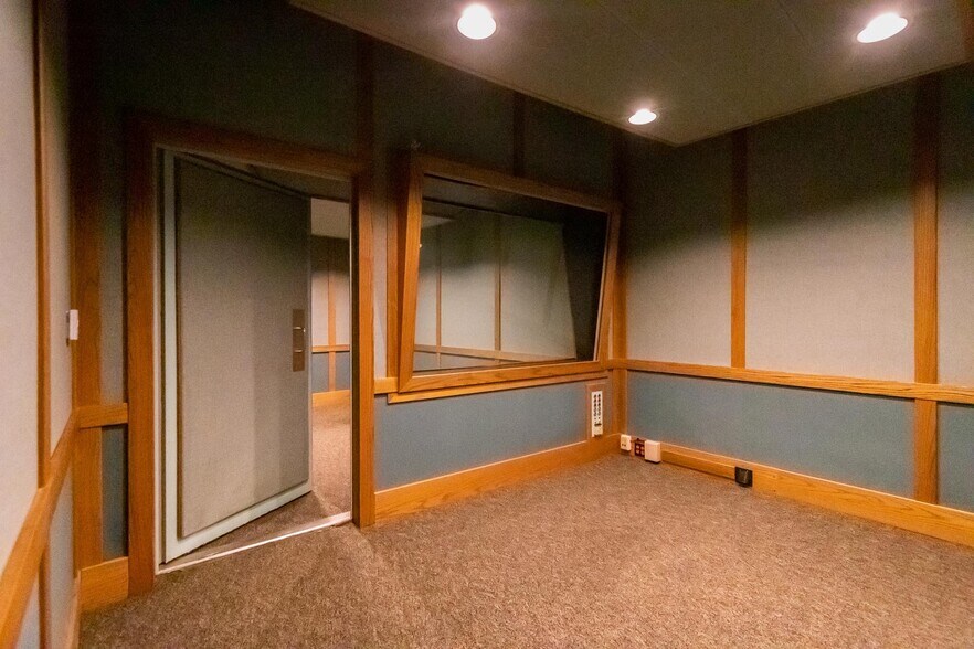 More Photos Of 6900 Melrose Ave, Los Angeles General Retail For Lease