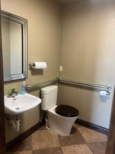 More Photos Of 911 E MacArthur St, Shawnee Showroom For Lease