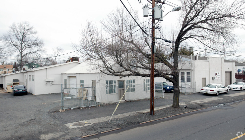 Primary Photo Of 131 Lincoln Blvd, Middlesex Manufacturing For Lease