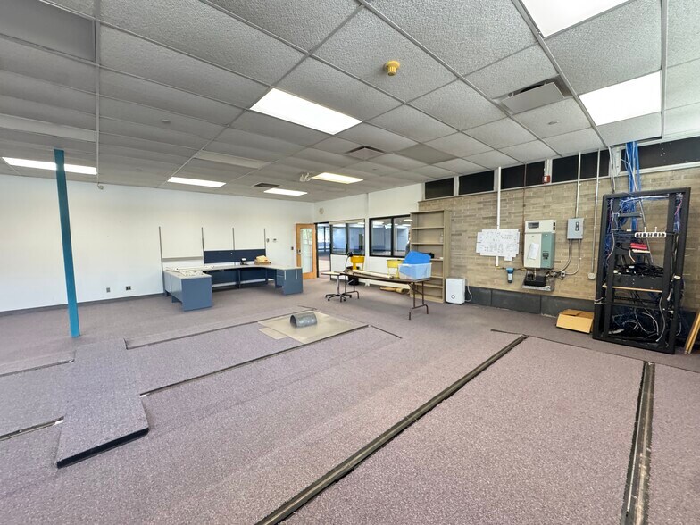 More Photos Of 40 E Simmons St, Galesburg Flex For Sale