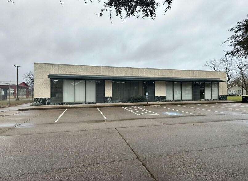 More Photos Of 221 N Houston St, Wharton Office For Sale