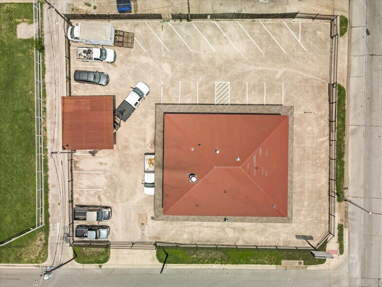 More Photos Of 1201 E Long Ave, Fort Worth General Retail For Sale