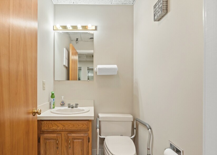 More Photos Of 871 Turnpike St, North Andover Office For Lease