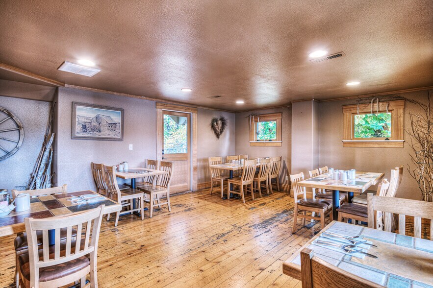 More Photos Of 614 NW Cedar Ave, Redmond Restaurant For Sale