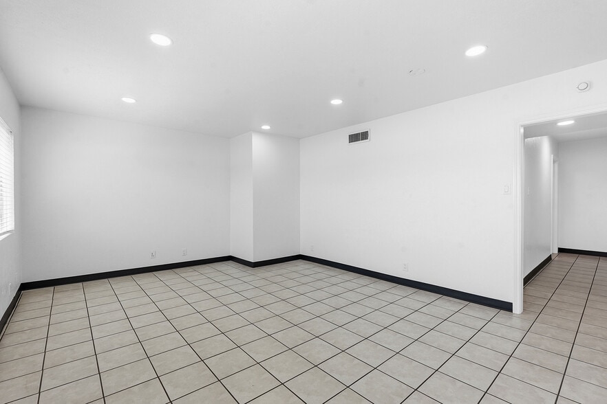 More Photos Of 1120 E 52nd St, Austin Flex For Sale