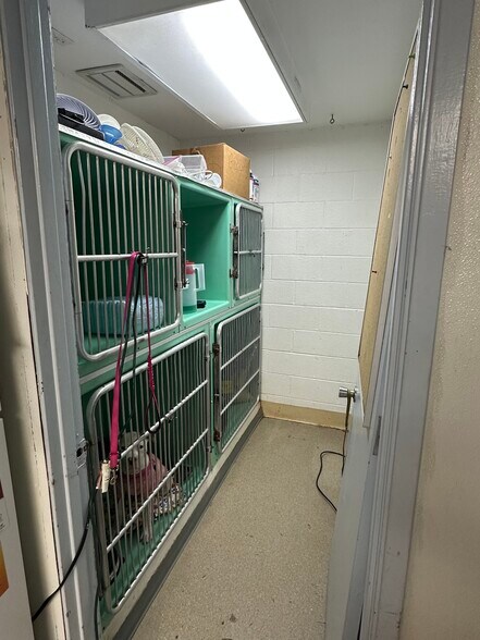 More Photos Of 13018 Newcastle Way, Newcastle Veterinarian Kennel For Sale