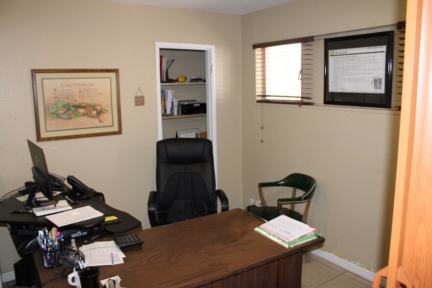 More Photos Of 3701 Vegas Dr, Las Vegas Office For Sale