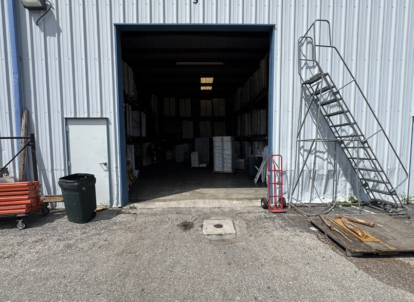 More Photos Of 12090 Metro Pky, Fort Myers Warehouse For Lease