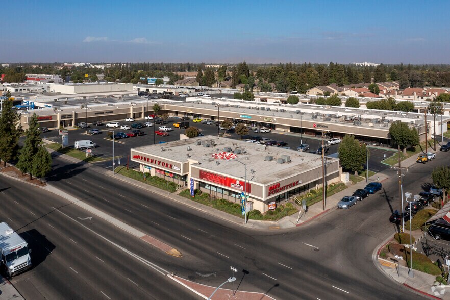 More Photos Of 6214 N Blackstone Ave, Fresno Unknown For Lease