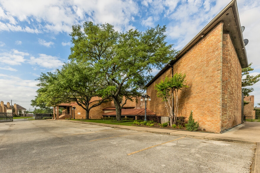 More Photos Of 6303 Beverlyhill St, Houston Lodge Meeting Hall For Sale