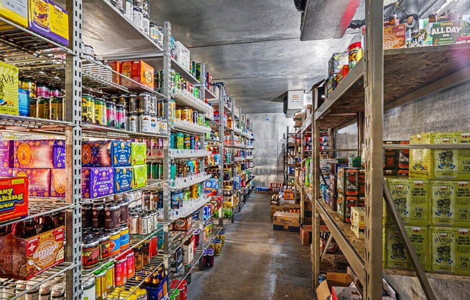 More Photos Of 877 Washington Ave, Holland Convenience Store For Sale