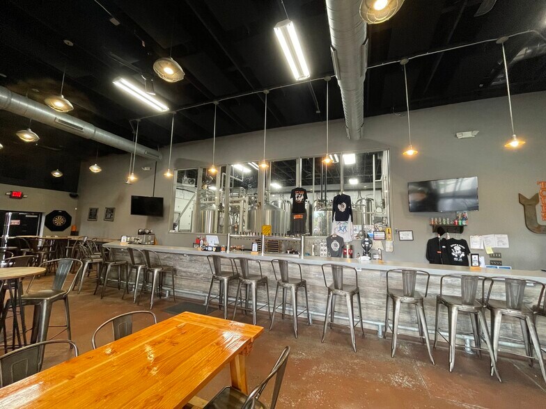 More Photos Of 1003 N Evergreen Ave, Woodbury Restaurant For Sale