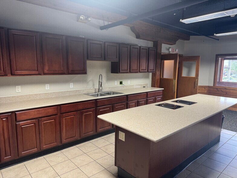 More Photos Of 712 Riverfront Dr, Sheboygan Office For Lease