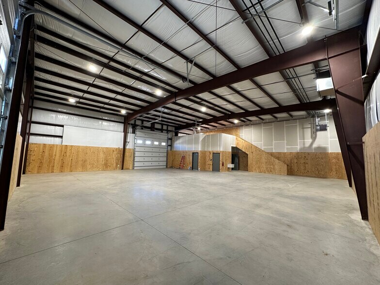 More Photos Of 4600 Regions Park Dr, Fort Smith Flex For Lease