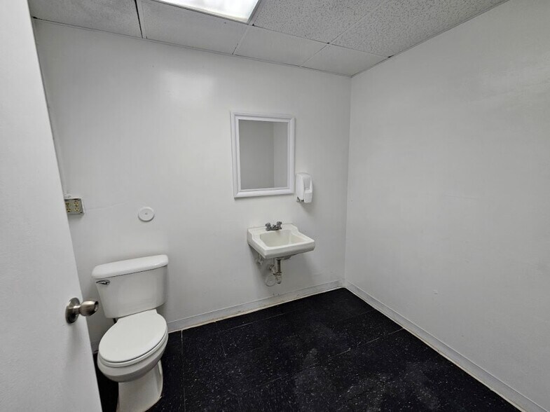 More Photos Of 718 Gladys Ave, Los Angeles Warehouse For Lease