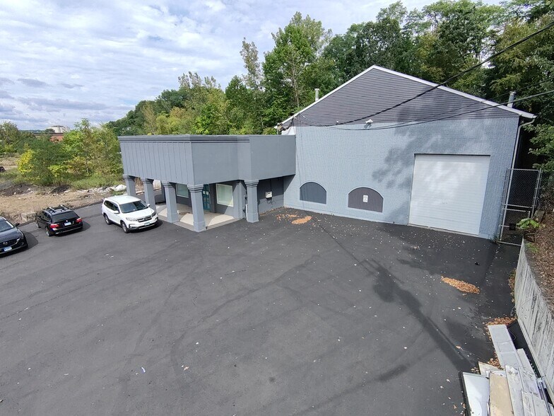 Primary Photo Of 2391 S Main St, Waterbury Showroom For Lease