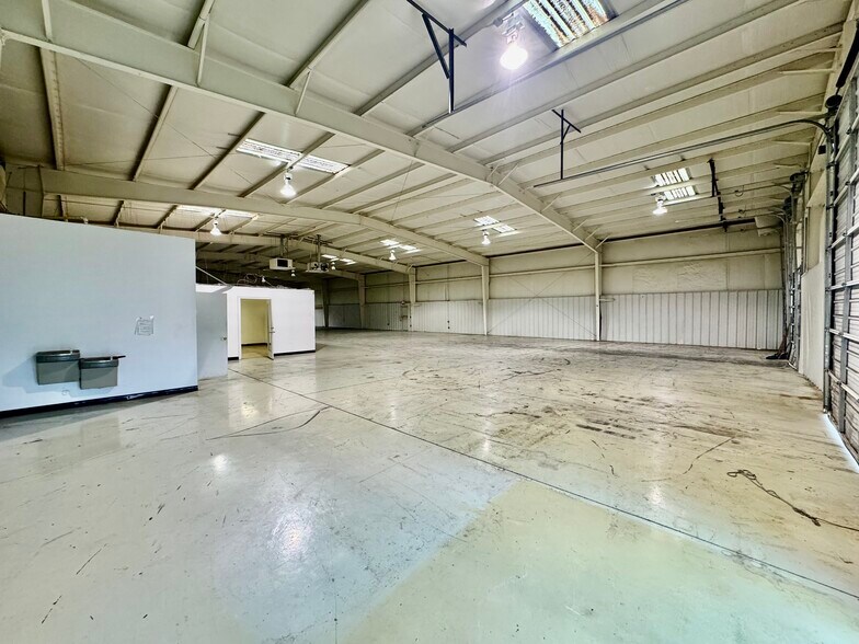 More Photos Of 3123 Cedar Park, Greensboro Warehouse For Lease