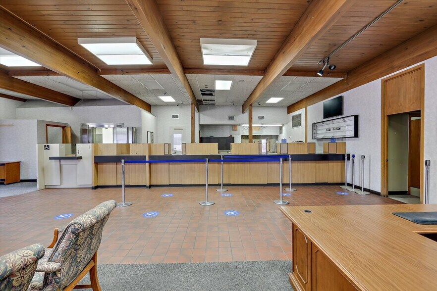 More Photos Of 101 Office Park Dr, Brandon Bank For Lease