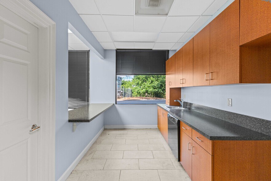 More Photos Of 741 Kenilworth Ave, Charlotte Office For Sale