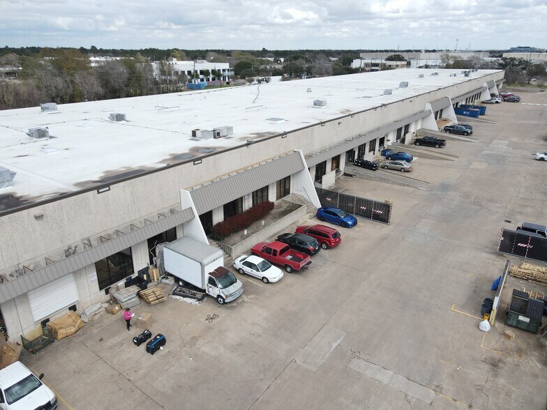 More Photos Of 1325 S Creek Dr, Houston Warehouse For Lease