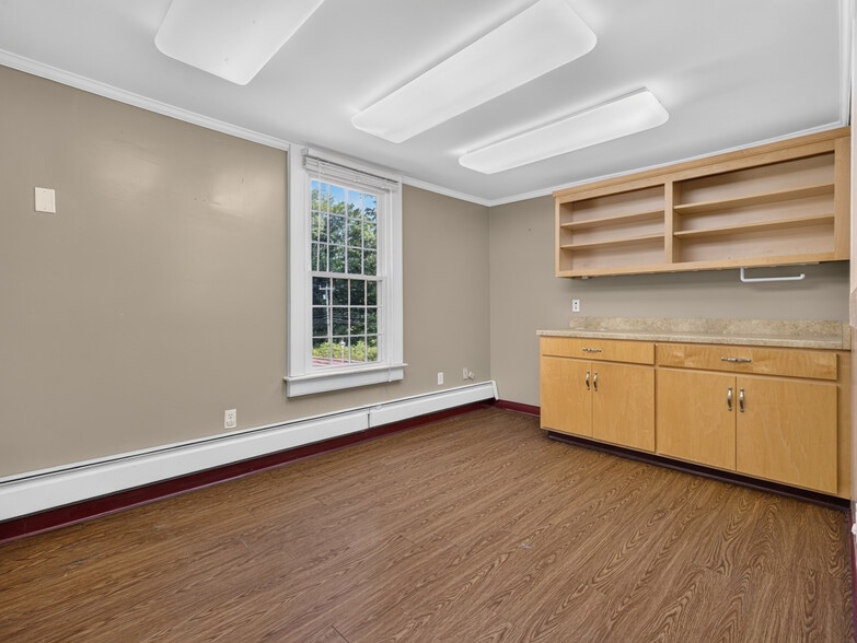 More Photos Of 1721 Saybrook Rd, Haddam Veterinarian Kennel For Sale